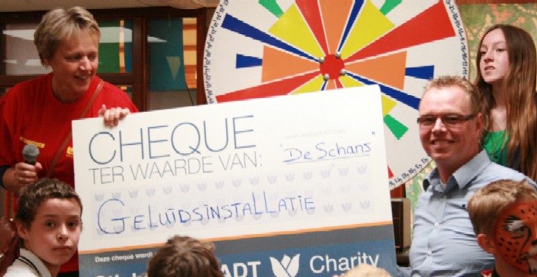 De Schans ontvangt cheque van Jos Bladt van Bladt Charirty